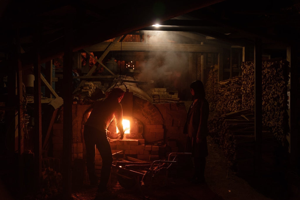 花籠を抱く少女 — 山下正行作