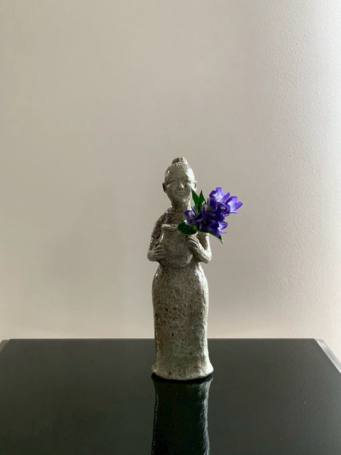 花籠を抱く少女