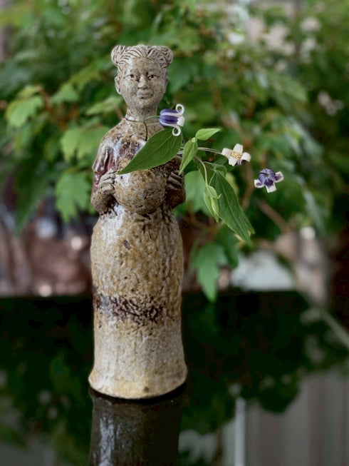 花籠を抱く少女