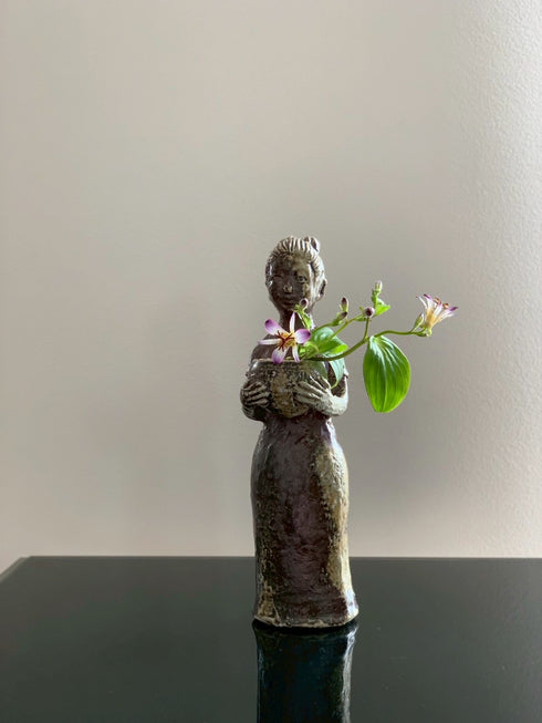 花籠を抱く少女