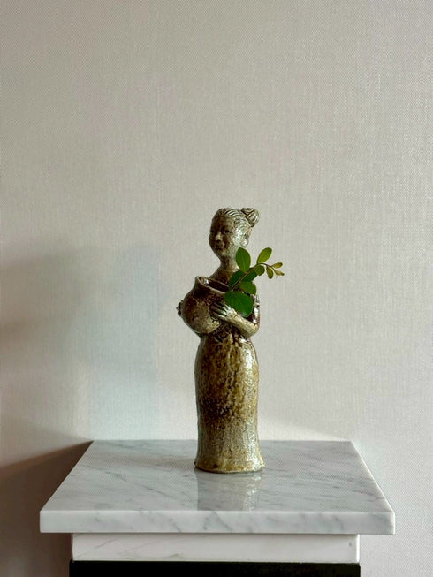 花籠を抱く少女