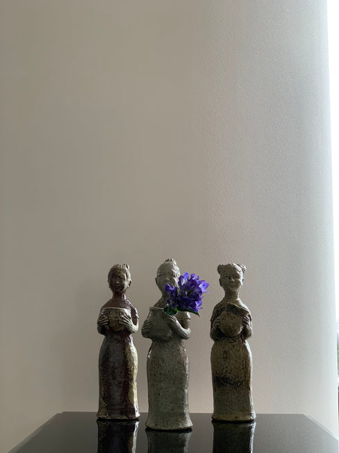 花籠を抱く少女