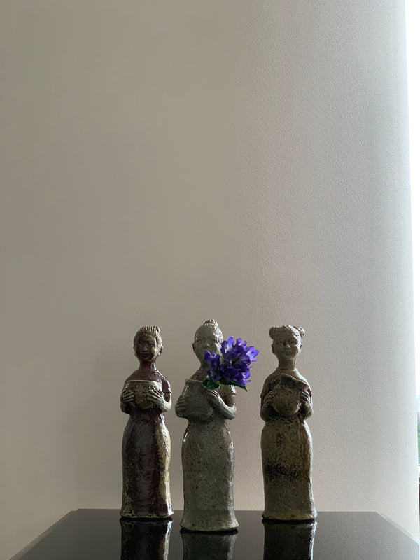 花籠を抱く少女