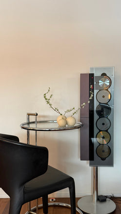 「白壁」<br> 一枝の美しさを引き立てる一輪挿し