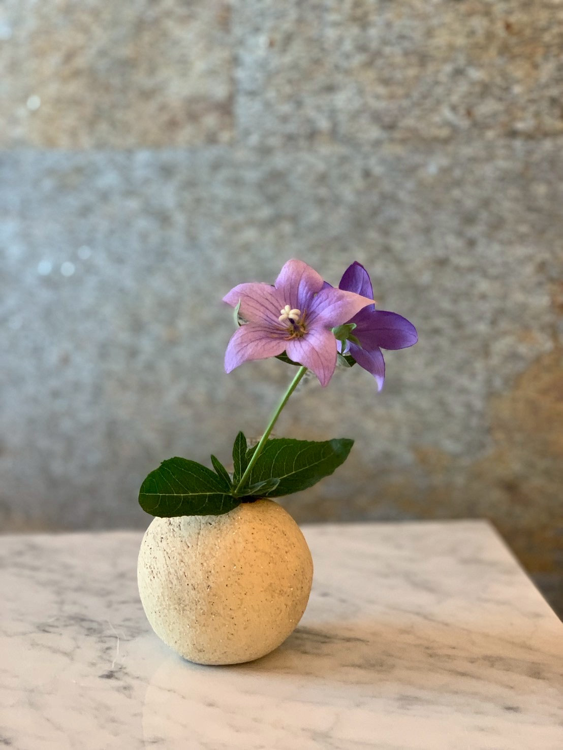 一輪挿し　超高級品 雑貨卸、雑貨仕入れ（【藍花】ねじり一輪挿し 花瓶 日本製 佐見焼